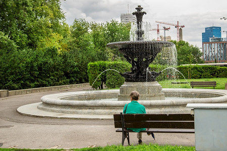 波兰华沙萨斯基公园的历史喷泉萨斯基公园的历史喷泉镇天蓝色的图片