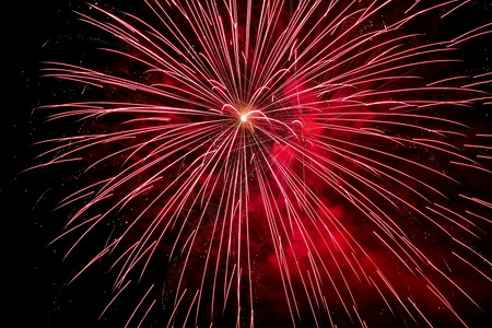 快乐的烟花爆炸在漆黑的夜晚爆炸周年纪念日图片