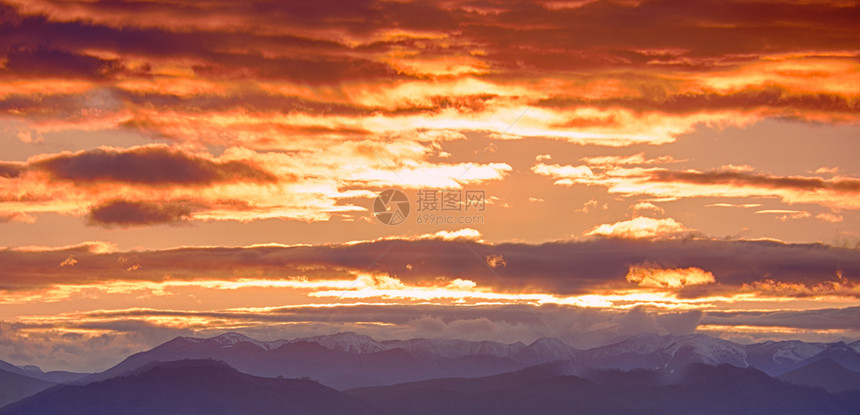 红色的旅行黑美丽日落与山峰在幕后图片