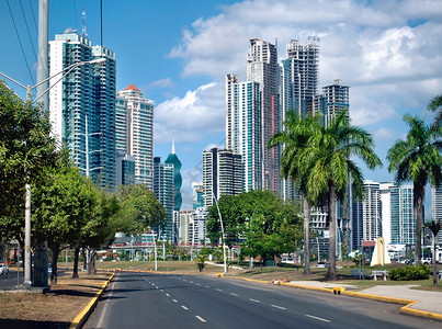 绿色现代城市有高摩天大楼和空路巴拿马城美国市的图片