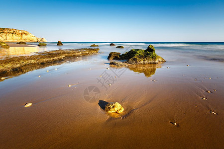 夏天阿尔加维葡萄牙韦拉各斯的PortodeMos海滩莫斯图片