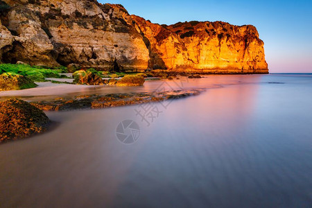 葡萄牙阿尔加韦拉各斯的PortodeMos海滩金的水支撑图片