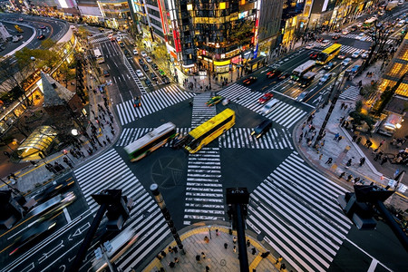 最佳夜里日本东京银座十字路口的空中视图暮区高清图片
