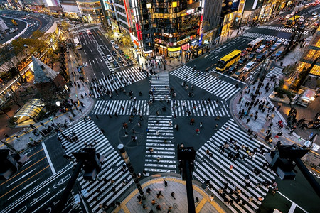 暮行人夜里日本东京银座十字路口的空中视图商业高清图片