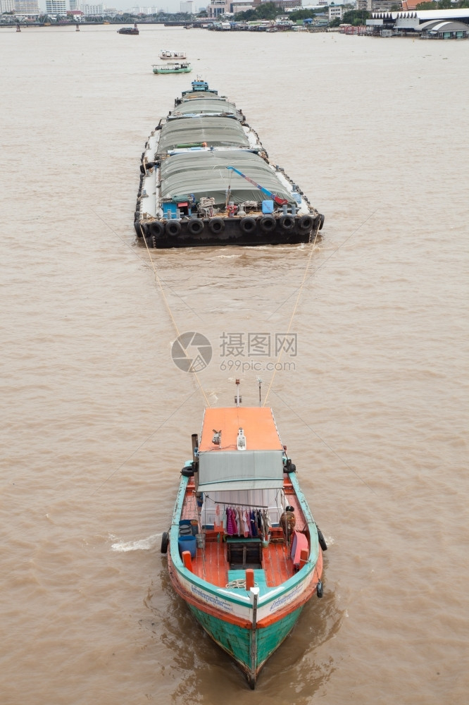 美丽的河流建筑学大型货船在河中抽取并划入大型货船图片