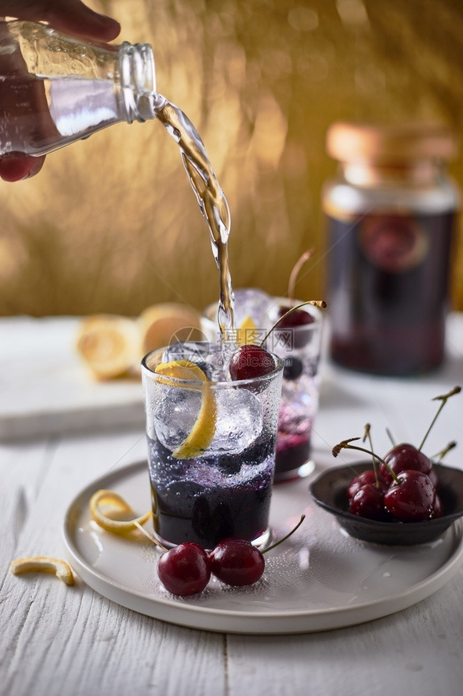 排毒新鲜蓝莓鸡尾酒加柠檬皮和樱桃红色的新鲜图片