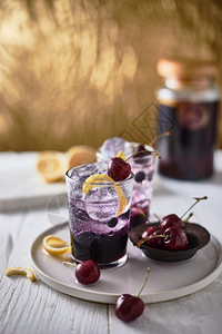 新鲜蓝莓鸡尾酒加柠檬皮和樱桃水果苏打茶点图片