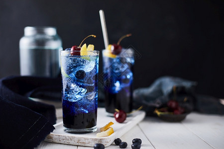 健康冰新鲜蓝莓鸡尾酒加柠檬皮和樱桃复制图片