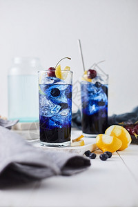 清爽酒吧新鲜蓝莓鸡尾酒加柠檬皮和樱桃寒冷的图片