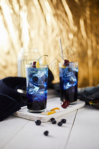 新鲜蓝莓鸡尾酒加柠檬皮和樱桃丰富多彩的食物甜图片