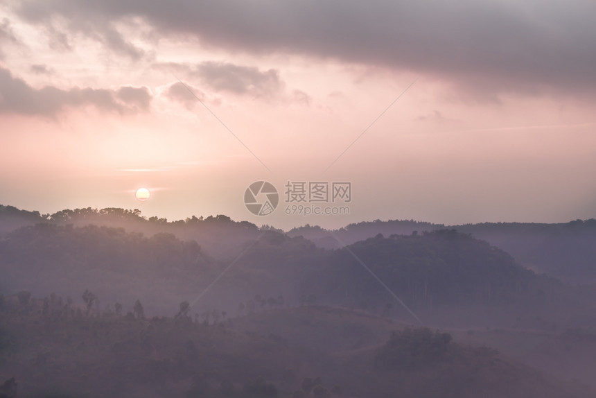 在冬天的早晨风景日出正午草原天空图片