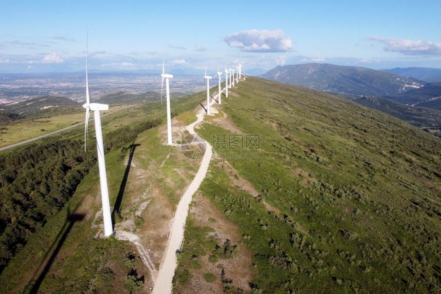 环境螺旋桨在美丽的蓝天上生产可再能源的风车农场鸟瞰图为可持续发展产生清洁可再能源的风力涡轮机高质量4k镜头在美丽的蓝天上生产可再图片