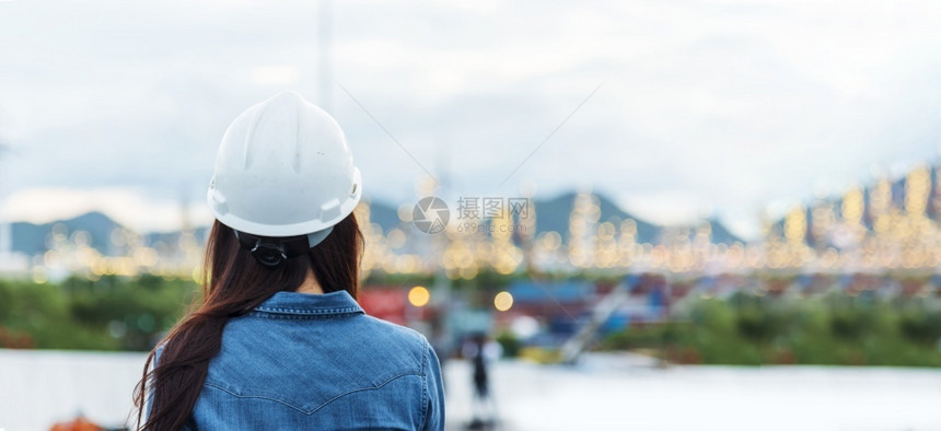 穿白色的制造炼油厂女工程师青年土木工程建筑公司佩戴硬帽安全头盔HardhatHedlefeworld年轻土木工程建筑技能图片