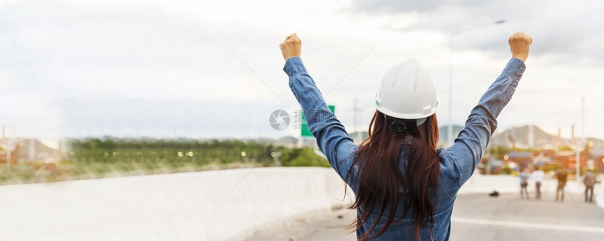商业年轻的制造炼油厂女工程师青年土木工程建筑公司佩戴硬帽安全头盔HardhatHedlefeworld年轻土木工程建筑技术图片
