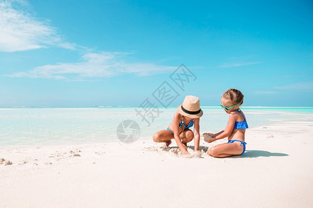 小女孩们在热带海滩玩耍跑步幸福假期图片