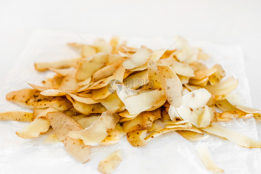 土豆环保腐烂有机家庭烹饪食品废物准备在生态概念中堆肥食物剩余菜厨房桌上的蔬菜皮条对环境负责的行为废物管理垃圾回收处等环境责任行为图片