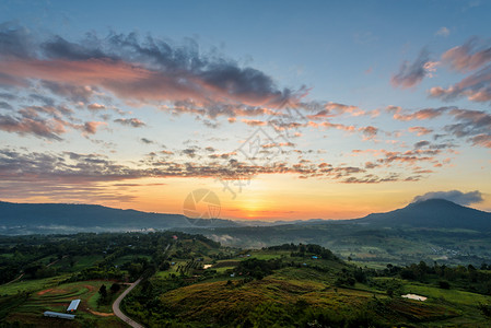 亚洲场景KhaoTakhianNgoViewPoint日出时色彩缤纷的天空和山脉美丽自然景观泰国Phetchabun的KhaoK图片