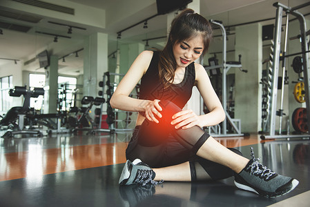 动主题素材肌肉发达医疗的重量亚洲女在健身房运动中心膝关节锻炼时受伤医疗和保健概念锻炼训练主题人们健康的生活方式和休闲动问题背景