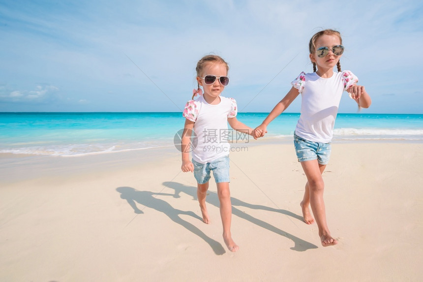 海景绿松石夏日度假时海滩上可爱的小女孩与绿海和白沙一起在滩上玩得开心美丽的小女孩在海滩上很快乐假期图片