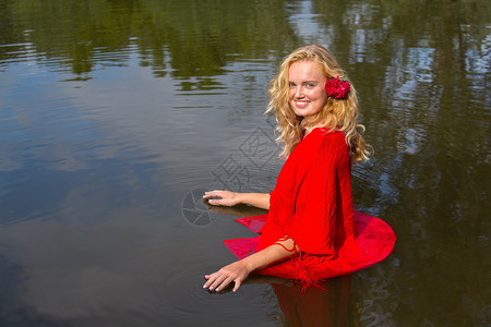 冷却花乐趣身处自然水域的金发碧眼女人图片