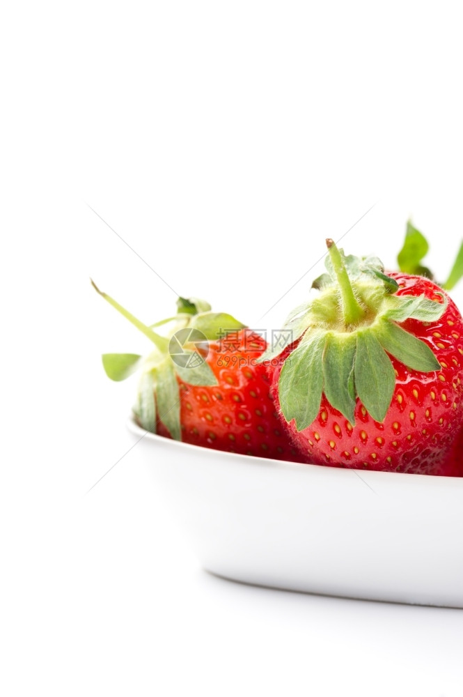本土的在一个普通白陶瓷碗里种植的鲜家新草莓配有果汁成熟的红辣椒色全新家庭长成的草莓并配上绿色树条用于健康的指食小吃或做饭和烘烤成图片