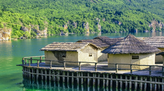 过时的欧洲马其顿奥赫里德湖老古的村庄重建屋顶图片