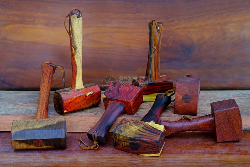 为了坚硬的由泰国手工制作的玫瑰木具制成供匠在旧工作台讲习班上使用的一套小块木板锤指甲图片