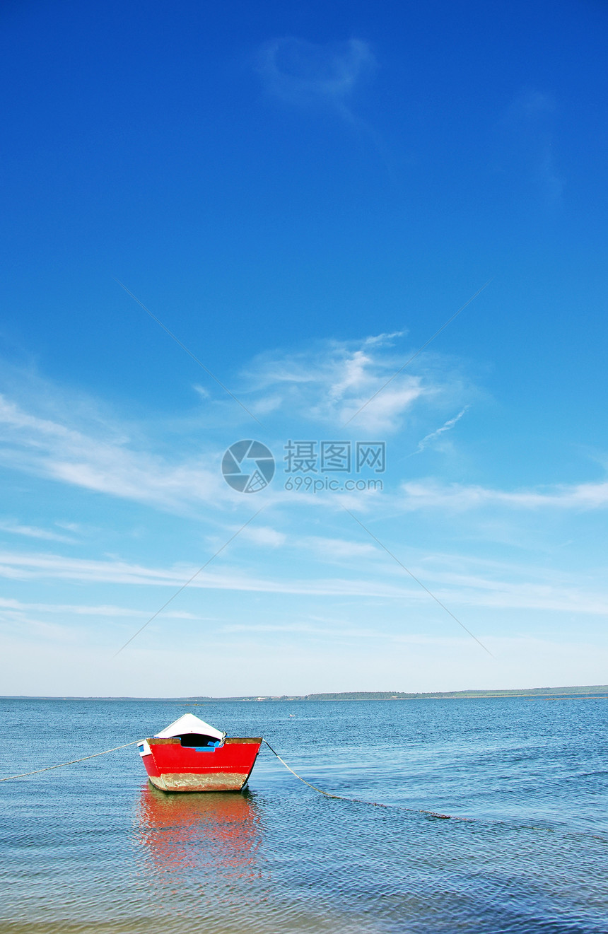 殴打在葡萄牙阿尔加夫的蓝水上休息渔船夏天传统图片