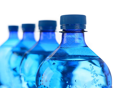 瓶子新鲜矿泉水概念以白色背景排成一的冷瓶矿泉水饮料湿的图片