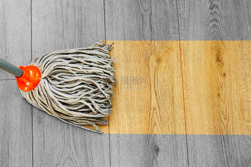 用拖把在木制地板上清洗粉尘的过程内部家木头图片