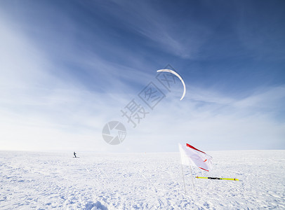 极端下雪的乡村地区Kite登机员有云风背景冬季场行动背景图片
