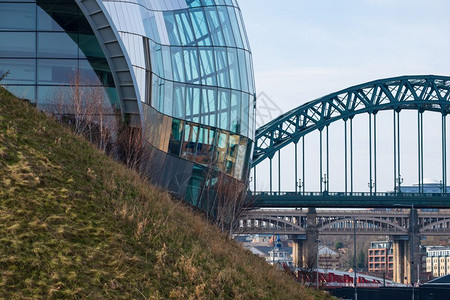 SageGateshead和Tyne桥与Newcastle城市景色的一段象中心吸引力游客图片