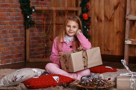 圣诞节准备拆礼物的小女孩图片