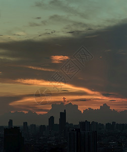 农村黄色的美丽日落天空在云层上方闪耀着明亮的光芒美丽灿烂的日落风景复制空间无焦点具体来说户外背景图片