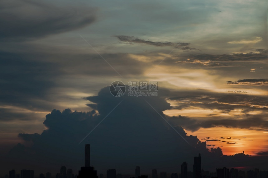 生活多于阳光美丽的日落天空在云层上方闪耀着明亮的光芒美丽灿烂的日落风景复制空间无焦点具体来说图片