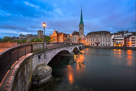 上午瑞士苏黎世Fraumunster教堂和Limmat河黎明灯历史图片