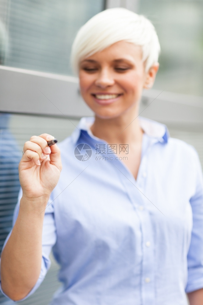 象征新的屏幕女经理用数字笔画图片