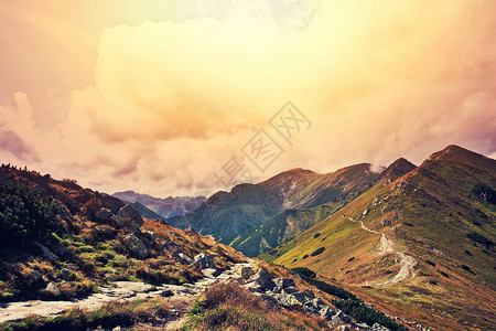 旭日形首饰秋季山谷山坡背景