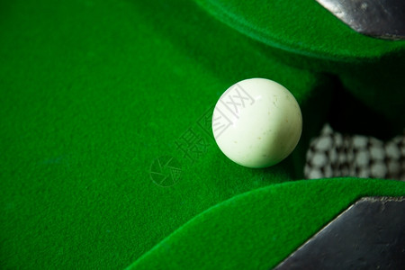 落下领域室内的白球在洞边缘接近从桌子上掉下来白球落到失去的点图片