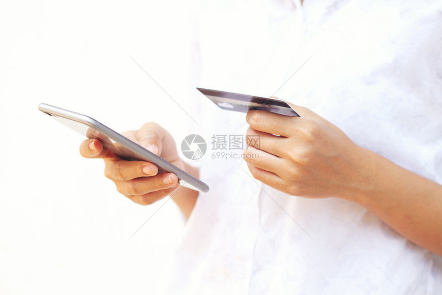 细胞在线的管理使用智能手机和信卡在线购物有选择地关注女亚尼安人图片