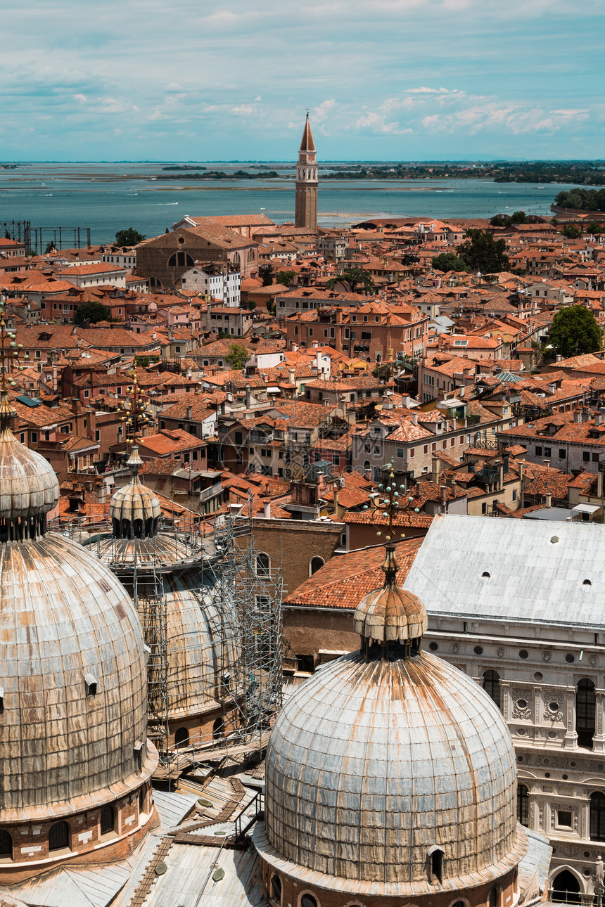 旅游的圆顶船意大利威尼斯圣马克大教堂和房屋的多梅德顶空中视图图片