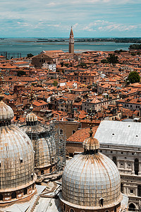 旅游的圆顶船意大利威尼斯圣马克大教堂和房屋的多梅德顶空中视图图片
