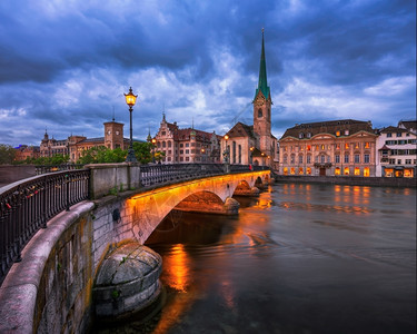 晚间Fraumunster教堂和Limmat河瑞士苏黎世欧洲的首都堤图片