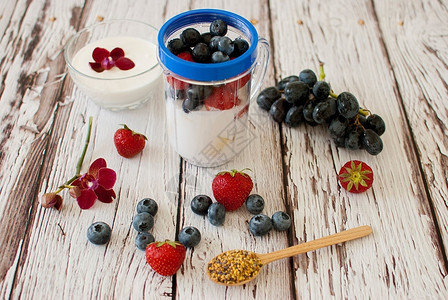 抗氧化剂养分鸡尾酒木板上健康的有机水果和坚冰淇淋图片
