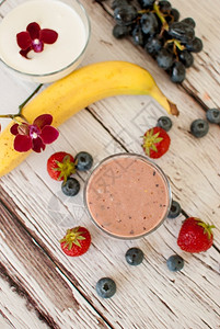 吃木板上健康的有机水果和坚冰淇淋食物抗氧化剂图片