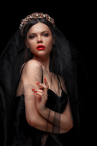 新娘年轻的女黑色头带和孤立背景面纱的年轻女孩以黑色头巾和面纱隔离背景图片