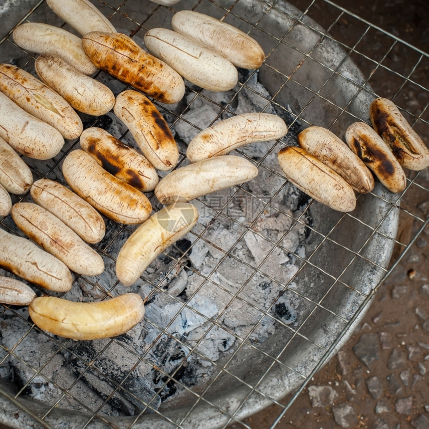 美味的Asian食品市场甜烤香蕉火炉烧图片