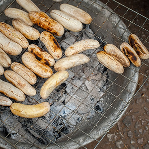 美味的Asian食品市场甜烤香蕉火炉烧图片