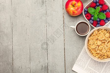 一顿饭健康苹果早餐在木制桌边的顶端景色图片