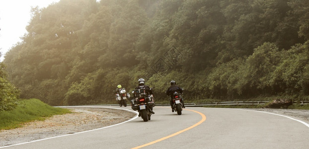 三辆骑着大摩托车的自行在泰国Inthanon公园巡演自由骑术冒险图片